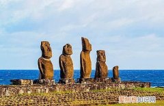 以石胎泥塑造像为主的石窟是，以巨大石雕像闻名世界的岛屿是